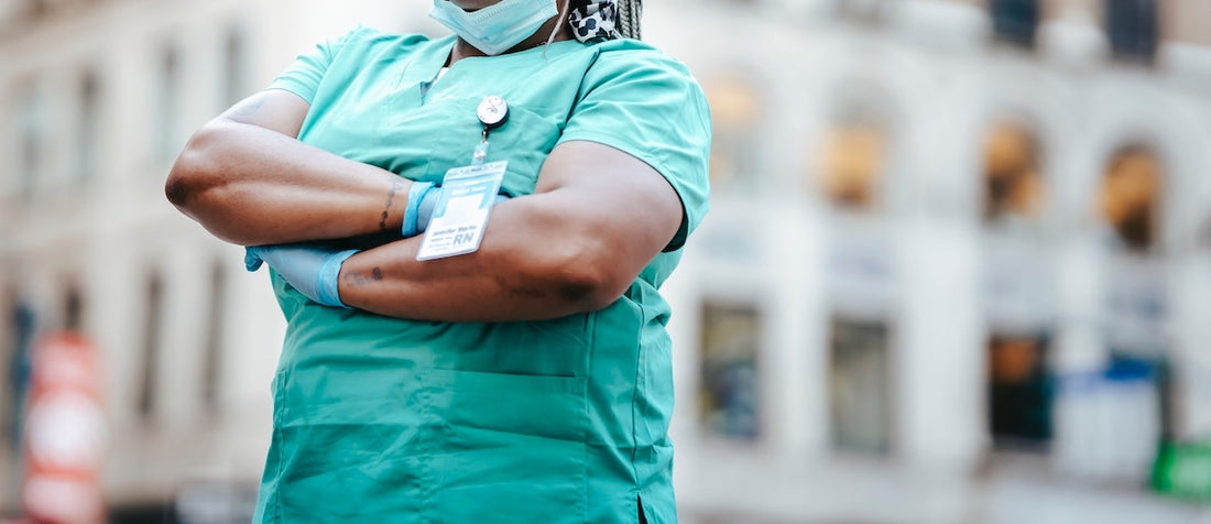 Les avantages d'utiliser un porte-badge en milieu médical : sécurité, praticité et personnalisation pour le personnel hospitalier